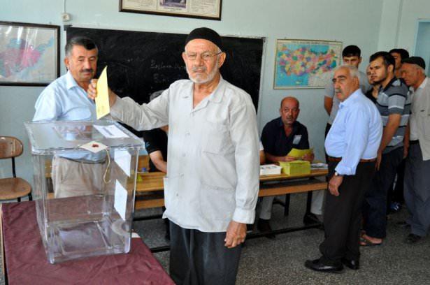 <p>Yaklaşık 53 milyon seçmen yeni Cumhurbaşkanı'nı seçmek üzere sandık başına gitti.</p>