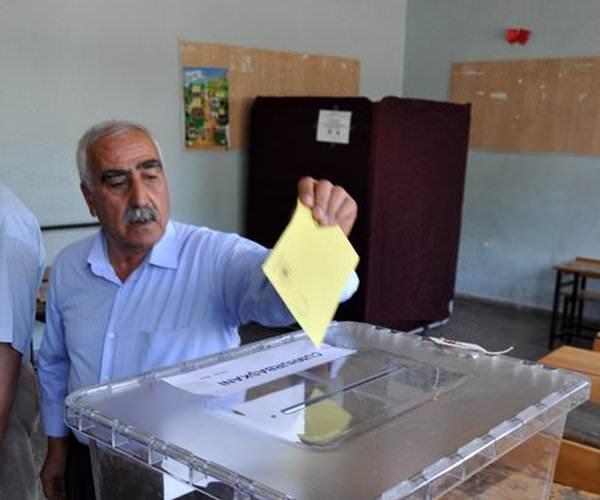 <p>Van'da saatin 08.00 olmasıyla mahallelerde oy kullanma işlemi başladı. Edremir İlçesinin Köprüler Mahallesinde 2 sandıkta oy kullanacak seçmenler Köprüler Mahallesi İlköğretim okuluna geldi.</p>
