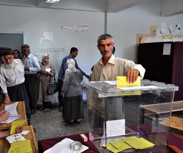 <p><strong>Iğdır'da cumhurbaşkanı seçimi için oy kullanma işlemleri başladı. Seçmenler sabah saatlerinde okullara gelerek, oylarını kullandı.</strong></p>