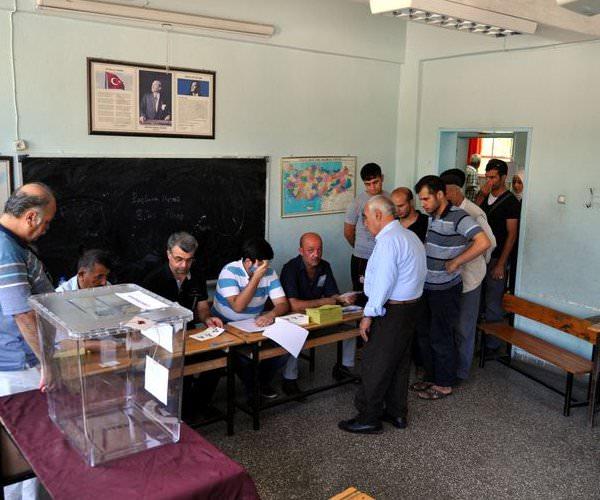 <p><strong>Elazığ'da da oy kullanma işlemi saat 8:00 itibariyle başladı. Vatandaşlar sabahın erken saatlerinden itibaren oylarını kullanabilmek için sandık başına gitti.</strong></p>
