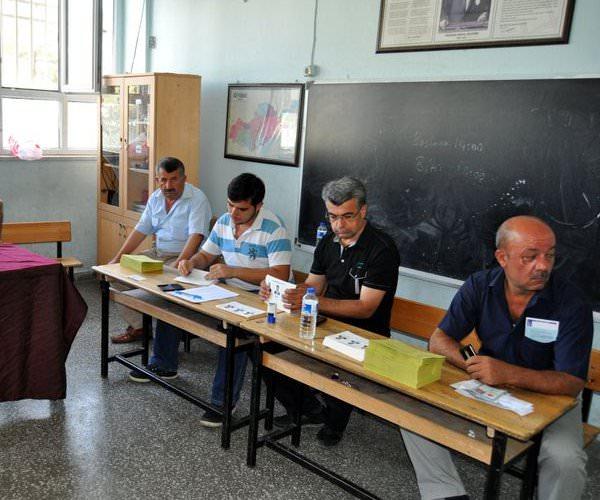<p>Cumhurbaşkanı seçimi için Van, Bitlis, Muş ve Hakkari'de yaşayan vatandaşlar, sabah erken saatlerden itibaren sandık başına gitti. Oy kullanma işleminin başladığı 08.00'den itibaren oy kullanacakları okullara giden vatandaşlar, Türkiye Cumhuriyeti Cumhurbaşkanını belirlemek için tercihlerini yapıyor. Van, Bitlis, Muş ve Hakkari ile ilçe, belde ve köylerdeki seçim merkezlerinde oylarını kullanan vatandaşlar, seçimlerin ülke için hayırlı olması temennisinde bulundu. Güvenlik güçleri tarafından seçim merkezlerinin çevresinde de yoğun önlem alındığı görüldü. Van'da bin 882 sandıkta 579 bin 886, Muş'ta 830 sandıkta 220 bin 391, Bitlis'te 779 sandıkta 187 bin 193, Hakkari'de 483 sandıkta 150 bin 165 seçmenin oy kullanması bekleniyor.</p>