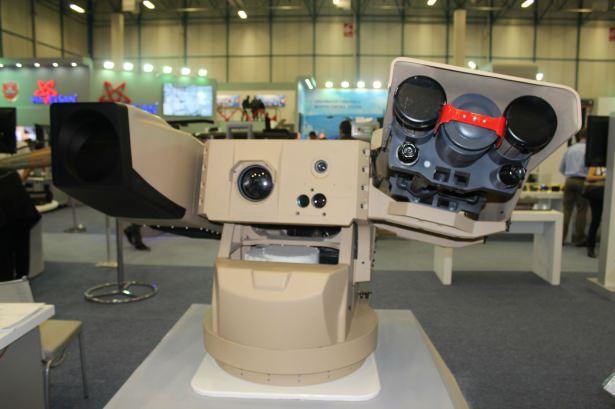<p>2013 yılında başlayan projenin ilk etabı tamamlandı. IDEF 2015'te resmen görücüye çıkan lazer platformu hibrit özellikli. Yani platform hem lazer hem de AKKOR benzeri yakın mesafe roket sistemine sahip. Projenin ikinci etabı kapsamında 2019'a kadar çok daha gelişmiş bir lazer silahının hayata geçirilmesi bekleniyor. Uzmanlar hazır bir lazer silahını kullanmanın ucuzluğuna dikkat çekiyor. En basiti bile 10 binlerce liraya mâlolan füzeler, lazer silahıyla yalnızca birkaç lira maliyetle etkisiz hale getirilecek.</p>