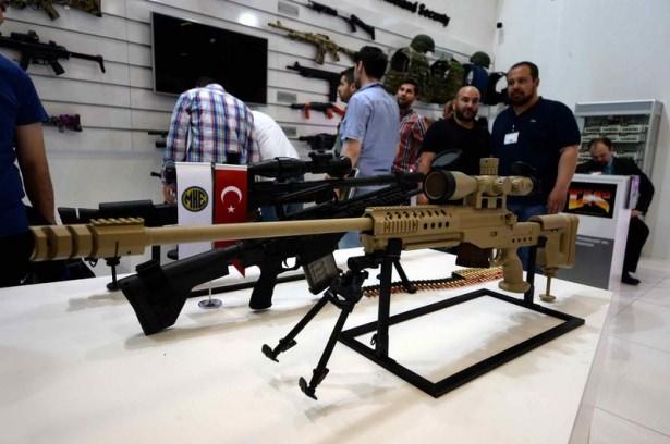 <p>MPT-76, dünyada bu testlerin hepsinden de geçebilen tek silah. Askerlerimizin yeni kader ortağı, Türk Silahlı Kuvvetleri'ndeki yaklaşık 500 bin G3 piyade tüfeğinin yerini alacak. MPT-76, birçok bakımdan selefi G3'lerden üstün özellikler taşıyor. Milli tüfek, bilhassa gece operasyonlarında 'sessiz kurma kolu' özelliği sayesinde rakiplerine önemli bir fark atıyor.</p>