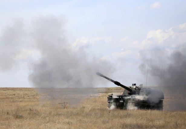 <p>155 milimetre 52 kalibre silah sistemine sahip 'cehennem topu'nun namlusu 8 metre! Almanya'nın Türkiye'ye PZH- 2000 modeli obüsü satmayı reddetmesinden sonra Güney Kore yapımı 'K9 Thunder' modeli temel alınarak Türk mühendislerce geliştirildi.</p>