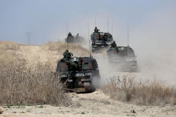 <p><strong>T-155 FIRTINA Onunla iyi geçin!</strong><br />
Bir top mermisi düşünün. 40 km uzaktaki hedefe atıldığında 100 metre çapındaki her şeyi etkisiz hale getiriyor. Merminin yanılma payı, Fırtına hareket halindeyken ateşlendiğinde bile birkaç metreyi geçmiyor. </p>