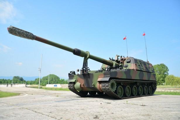 <p>Üstelik ASELSAN üretimi 'Volkan' atış sistemi sayesinde, 8-25 km arası hedeflere ardı ardına atılan 3 top, farklı açılarla atıldığı için aynı noktaya aynı anda düşüyor. Bu özellik, 3 obüsün yükleneceği görevin tek bir Fırtına ile yerine getirilebilmesini sağlıyor. </p>