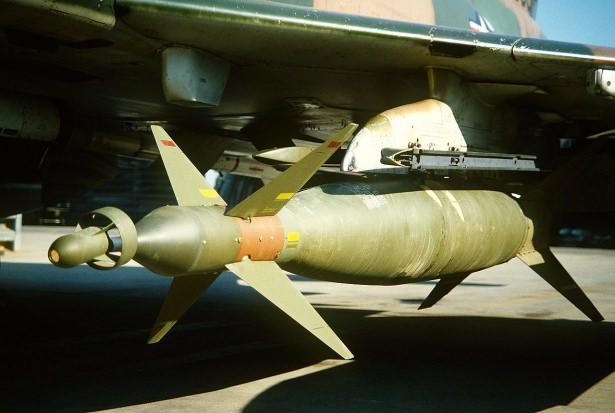 <p><strong>GBU 10</strong><br />
<br />
Lazer güdümlü olarak ateşleniyor. 1080 kilogram ağırlığında olması nedeniyle daha büyük ve sivil yerleşimden uzak hedeflerin imha edilmesi amacıyla kullanıldı. 436 santimetre uzunluğunda ve 45.7 santimetre çapındaki bombanın fiyatı 45 bin TL. Hata payı en fazla 10 metre.</p>