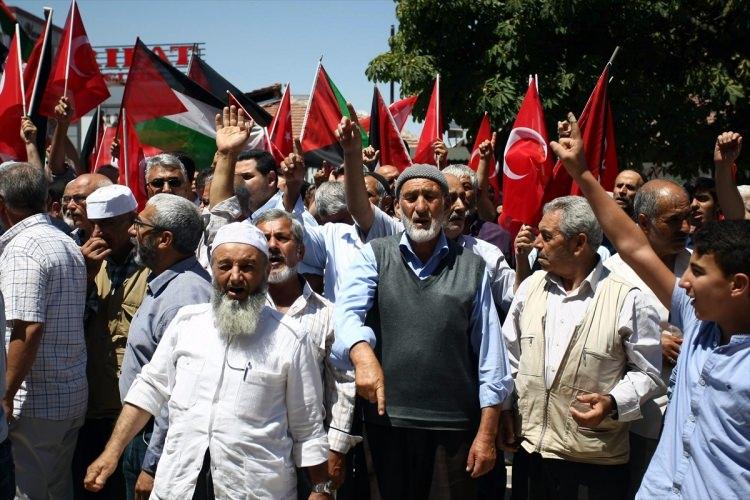 <p>Müslümanların ilk kıblesi Mescid-i Aksa'yı ibadete kapatan İsrail, Malatya'daki sivil toplum kuruluşları üyelerince Hacı Yusuf Taş Camisi önünde protesto edildi.</p>

<p> </p>
