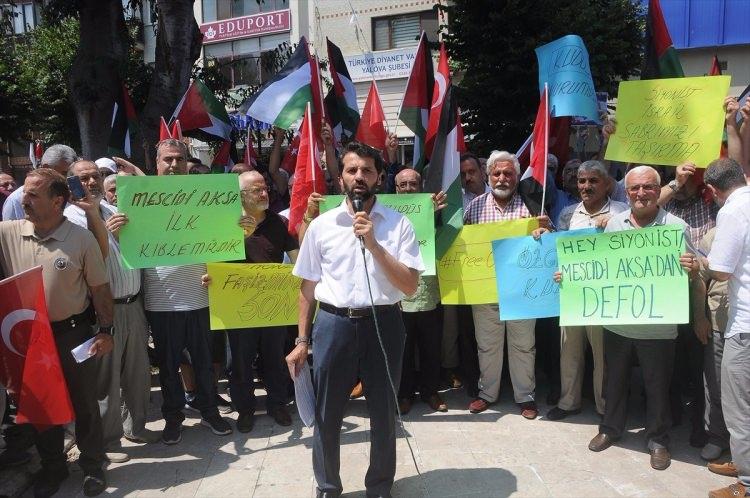 <p>Yalova'da, Müslümanların ilk kıblesi Mescid-i Aksa'yı ibadete kapatan İsrail, protesto edildi. Basın Açıklamasını Yalova Gönüllü Sivil Toplum Kuruluşları Platformu (GÖNÜLDER) Sözcüsü Hacı Ömer Anlayışlı okudu.</p>
<p> </p>