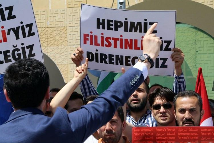<p>Müslümanların ilk kıblesi Mescid-i Aksa'yı ibadete kapatan İsrail, Çankırı'daki sivil toplum kuruluşları üyelerince Ahmet Yesevi Camisi önünde protesto edildi.</p>
<p> </p>