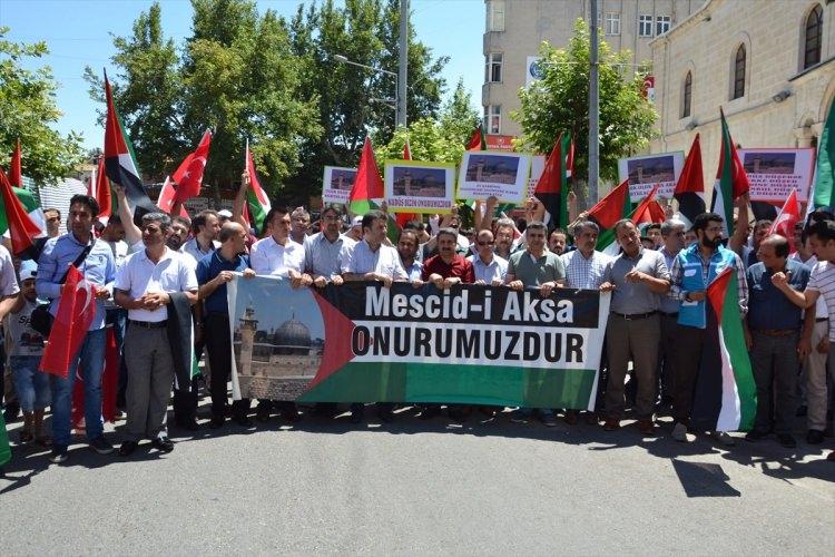 <p>Adıyaman'da Sivil Toplum Kuruluşları platformu üyeleri ise Ulu Cami önünde toplanarak, Demokrasi Parkına kadar temsili yürüdü. Demokrasi Parkı önünde toplanan vatandaşlar, ellerindeki çeşitli dövizlerle tekbir getirip İsrail aleyhine sloganlar attı.</p>