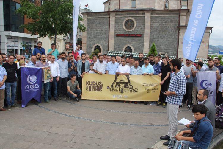 <p>Giresun'da, Müslümanların ilk kıblesi Mescid-i Aksa'yı ibadete kapatan İsrail, sivil toplum kuruluşları üyelerince protesto edildi.</p>
