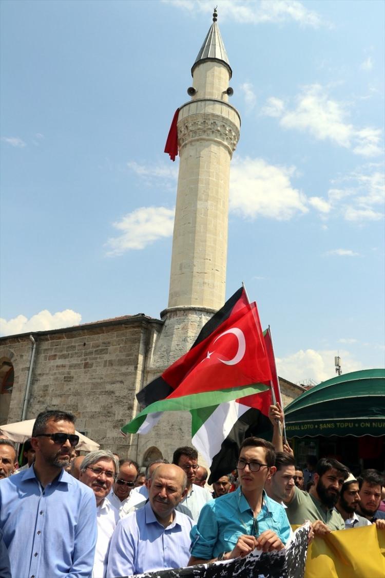 <p>Bolu'da cuma namazı sonrası bir araya gelen vatandaşlar İsraili'in Mescid-i Aksa'ya yönelik ihlallerine tepki gösterdi.</p>
