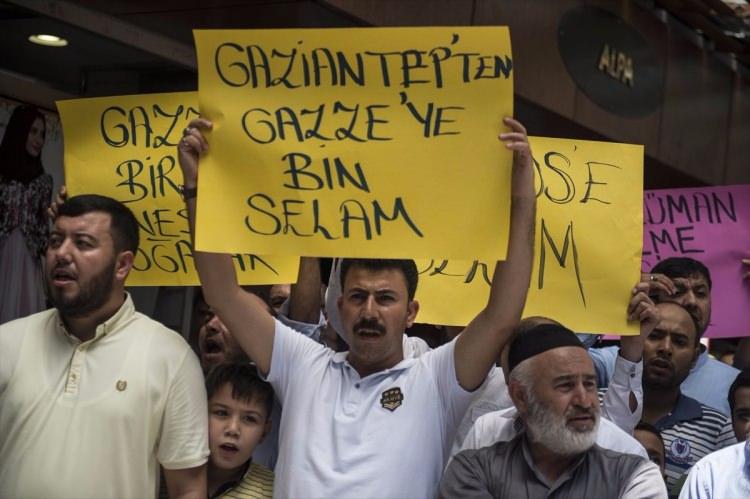 <p>Gaziantep'te cuma namazı çıkışı Alaybey Camisi önünde bir araya gelen bir grup vatandaş, düzenledikleri yürüyüşle İsrail'in Mescid-i Aksa'ya yönelik ihlallerine tepki gösterdi.</p>
