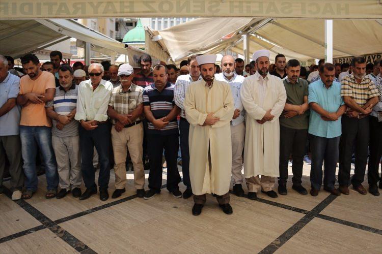 <p>Hatay'ın İskenderun ilçesinde cuma namazı sonrası bir araya gelen vatandaşlar İsraili'in Mescid-i Aksa'ya yönelik ihlallerine tepki gösterdi. Mescid-i Aksa'da İsrail polisi tarafından öldürülen 3 Filistinli için gıyabi cenaze namazı kılındı, dua edildi.</p>
