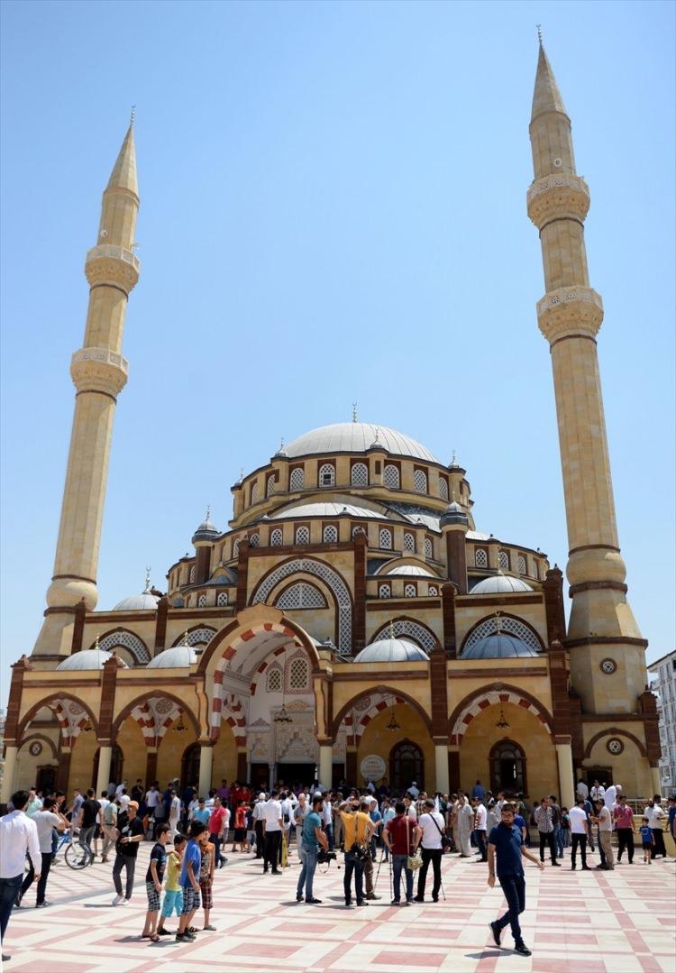 <p>Kilis'te Sivil Toplum Kuruluşları Platformu öncülüğünde, cuma namazının ardından Kayabaşı Camisi önünde toplanan vatandaşlar, ellerindeki çeşitli dövizlerle tekbir getirerek İsrail aleyhine sloganlar attı.</p>