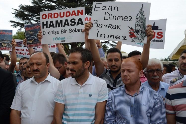 <p>Ordu'da, Müslümanların ilk kıblesi Mescid-i Aksa'yı ibadete kapatan İsrail, sivil toplum kuruluşları üyelerince protesto edildi.</p>