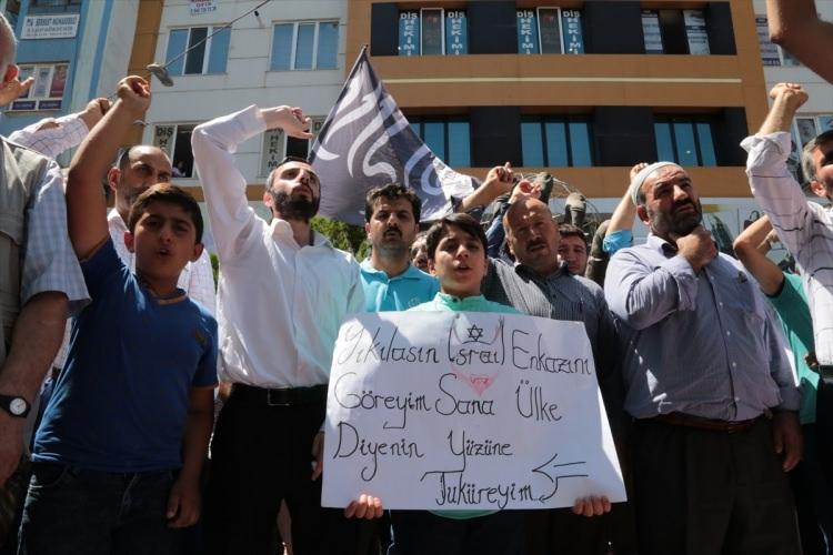 <p>Batman'da Mustazaflar Cemiyeti Batman Şubesi öncülüğünde bir raya gelen sivil toplum kuruluşları, İsrail'in Mescid-i Aksa'ya yönelik ihlallerine tepki gösterdi.</p>