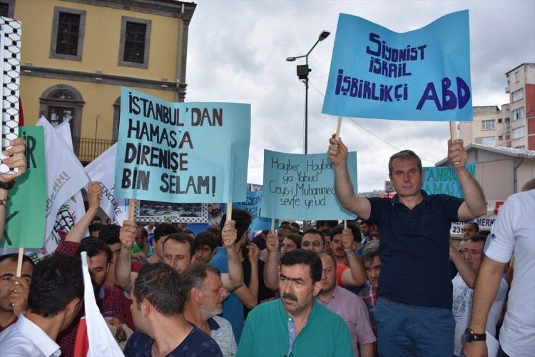 <p>İsrail'in Mescid-i Aksa'ya yönelik ihlallerine tepki göstermek amacıyla Trabzon cuma namazı sonrası İnsan Hak ve Hürriyetleri İnsani Yardım Derneği ile çeşitli sivil toplum kuruluşları, Mescid-i Aksa'da özgürce namaz kılınabilmesi için Atatürk Alanı'ndaki İskenderpaşa Camisi önünde "Kızgınlık Cuması" adı altında protesto gerçekleştirdi.</p>
