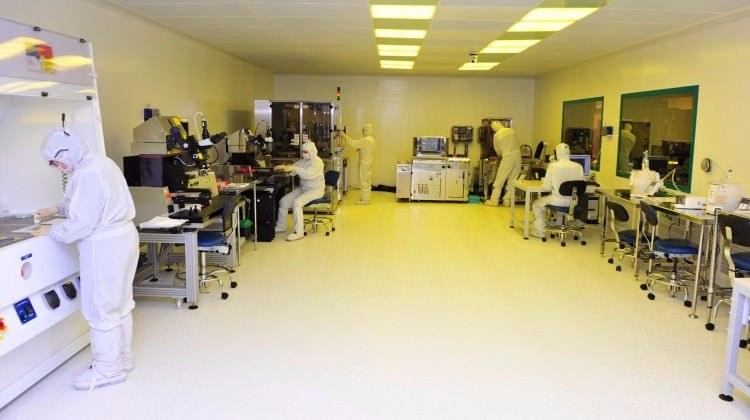 <p>ASELSAN'DAN STRATEJİK TERMAL KAMERA</p>
<p>Şirketin elektro-optik sistemler alanındaki çalışmalarının son örneklerinden olan GÖZ-Q termal kamera, 13. Uluslararası Savunma Sanayi Fuarında (IDEF'17) ilk kez görücüye çıkacak.</p>