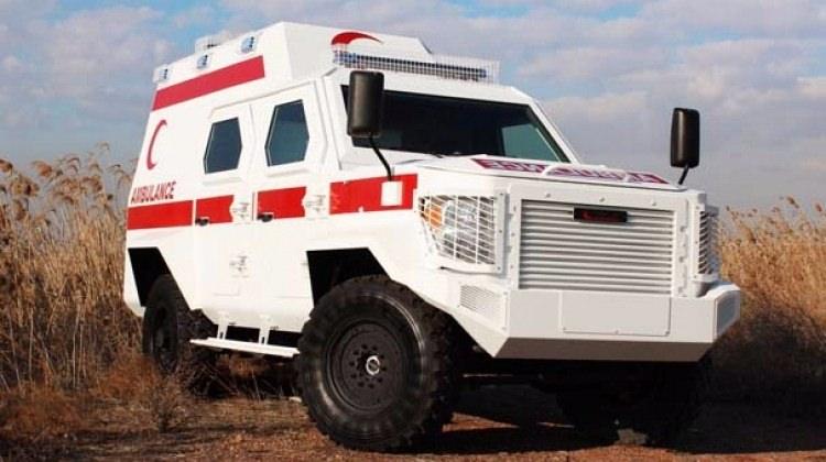 <p>ZIRHLI AMBULANS</p>
<p>Katmerciler, zırhlı ambulansını, ilk kez 13. Uluslararası Savunma Sanayii Fuarı'nda (IDEF’17) sergilemeye hazırlanıyor.</p>
<p>4x4 zırhlı ambulans, yüksek riskli bölgeler için ulaşım, ilk yardım ve hastaların nakli amacıyla Ford F550 araç şasisi üzerine tasarlanıp donatıldı. Ambulansın geniş iç hacmi sayesinde ayakta operasyon yapılacak hastalara müdahale edilebiliyor.</p>
