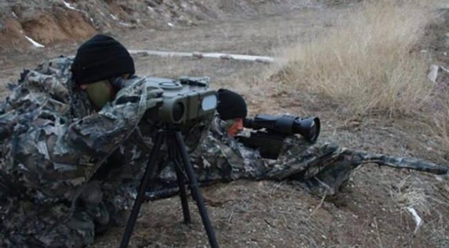 <p>IDEF'17'de ilk kez görücüye çıkacak. GÖZ-SW, sis, pus ve benzeri kötü hava koşullarında sağladığı üst düzeyde çevresel farkındalık ile kullanıcının görevini güvenle ve doğru bir şekilde yerine getirmesinde en büyük yardımcısı olacak.</p>
<p>Özgün tasarım ve etkin algoritmalarla her türlü hava koşulunda ve muharebe alanında üstün performans gösteren elektro-optik sistemler üreten Aselsan, yeni bir termal kamera ile bu alandaki iddiasını büyütüyor.</p>