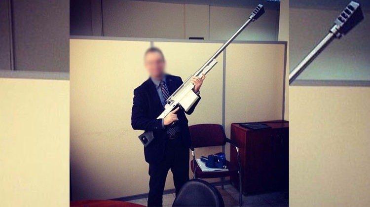 <p>TÜRKİYE'NİN ÜZERİNDE ÇALIŞTIĞI YENİ SİLAH</p>
<p>50 KALİBRELİK KESKİN NİŞANCI TÜFEĞİ</p>
<p>Daha önce "7.62 mm Keskin Nişancı Tüfeği" projesiyle Türkiye'nin ilk milli keskin nişancı tüfeği JMK Bora-12 üretilmişti. Şimdi ise MKEK 50 Kalibrelik keskin nişancı tüfeği için kolları sıvadı. MKEK tarafından tasarlanan yeni silahın demosu olduğu iddia edilen bir fotoğraf Savunma Sanayii araştırmacıları tarafından sosyal medya sitesi Twitter'dan paylaşıldı.</p>