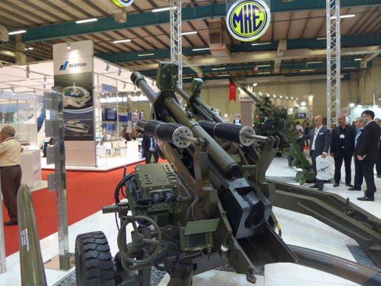 <p><strong>TÜRK MÜHENDİSLER GELİŞTİRDİ</strong></p>
<p>Makine ve Kimya Endüstrisi Kurumu (MKEK) ile Aselsan tarafından tasarlanan, geliştirilen ve üretilen Türk mühendislerinin ürünü Boran 105 mm'lik çekili obüs topu milli olarak geliştirildi.</p>