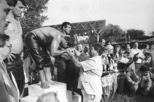 <p>14 Temmuz 1985'te Edirne'de düzenlenen Kırkpınar Yağlı Güreşleri'ni izleyen Başbakan Özal, dereceye giren pehlivanlara ödüllerini verdi. Devlet Bakanı Mustafa Taşar (sağ arkada), Başbakanlık Koruma Müdürü Musa Öztürk (sağ önde)</p>
