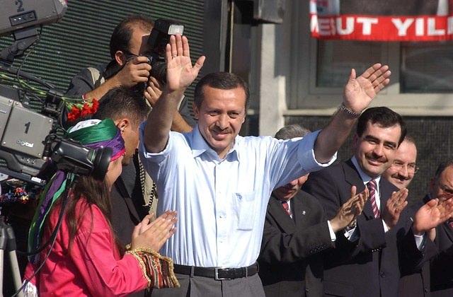 <p><strong>28 Ekim 2002</strong><br />
<br />
Ak Parti lideri Recep Tayyip Erdoğan, Aydın istasyon Meydanı'nda yaklaşık on bin kişiye seslendi.</p>
