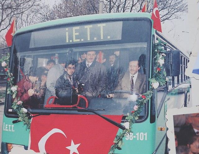 <p><strong>1 Ocak 1995</strong><br />
<br />
İstanbul Büyükşehir Belediye Başkanı Recep Tayyip Erdoğan, belediyenin yeni aldığı İETT Otobüslerini kullandı.</p>
