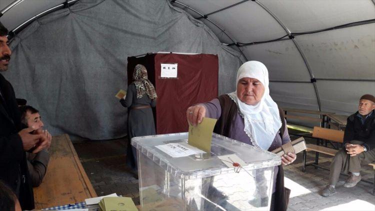 <p>Anayasa değişikliğinin halk oyuna sunulmasına yönelik yapılan seçimde Adıyaman'ın Samsat ilçesindeki depremzedeler için oy verme işlemi başladı.</p>