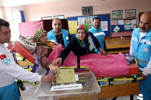 <p>Halk Sağlığı Müdürlüğü Evde Sağlık Hizmetleri Birimi tarafından evinden sedye ile alınan Fatma Canpolat, sandık başkanın oy kullanma sürecini anlatması ardından paravanın arkasına götürülerek, oyunu kullandı. Canpolat oyunu kullandıktan sonra yeniden ambulansa taşınarak evine götürüldü. Sağlık görevlilerine teşekkür eden Fatma Canpolat; “Allah hepinizden razı olsun" dedi.</p>
<p> </p>