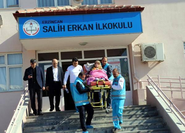 <p><strong>Sandık başına sedye ile götürüldü</strong></p>
<p>Erzincan’da yürüme engelli, 76 yaşındaki Fatma Canpolat, anayasa değişikliği için oy kullanmaya sedyeyle gitti.</p>