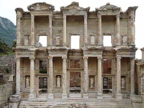 <p>Efes Antik Kenti (Selçuk-İzmir) – 2014 ‘Turistlerin Tercihi' ödülü</p>
