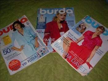 <p>BURDA MODEL DERGİSİ: Orijinal adı “Burda Moden”di. Alman menşeliydi. O yılların şartlarına göre çok kaliteli parlak renkli ofset baskılı, incecik yaprakları olan bu dergi, kadınlar için biraz da statü sembolü olarak görüldüğünden ötürü, misafir odalarındaki sehpaların görünen kısımlarına serpiştirilirdi. Ayrıca doktorların ve kuaförlerin bekleme salonlarında da Burda’ların eski sayıları atılmayarak sehpaların üzerinde biriktirilirdi. Aylık derginin içinde, içinde bulunulan mevsimin Avrupa modasını vurgulayan manken resimleri ve altlarında da Almanca açıklamalar bulunurdu. Türkler tabii ki çoğunlukla bu açıklamaları anlayamamakla birlikte resimleri detaylı bir şekilde inceleyerek, pratik zekâlarının da vermiş olduğu bir kabiliyetle mankenin üzerindeki elbisenin aynını ivedi bir şekilde dikiverirlerdi. Sonradan derginin içine sarı sayfalardan oluşan, bir formalık Türkçe açıklayıcı ekler de konulmaya başladı. Derginin sonlara yakın sayfaları çocuk giyimine yönelikti. En son sayfalarda ise iştah kabartıcı, sanat eseri gibi süslenmiş yemek resimleri ve de altlarında bu yemeklerin nasıl yapılacağı yine Almanca olarak yer alırdı.</p>

<p> </p>
