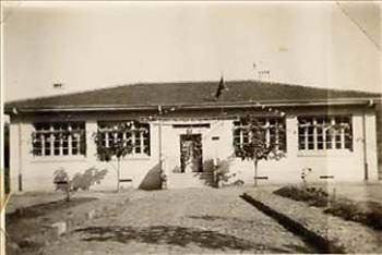 <p>CUMARTESİ EĞİTİM-ÖĞRETİM: İlk ve ortaokullar, 1974 yılına kadar Cumartesi günleri de öğrenime devam ettiler. Cumartesileri diğer günler gibi tam değil yarım gün kabul edilirdi. Bu yüzden öğretim iki saatti. İlk ders 1 saat sürer, sonra on dakika teneffüs olur, ardından da 40 dakikalık ikinci ders yapılır ve bahçede hep bir ağızdan İstiklal Marşı okunduktan sonra birbuçuk günlük hafta sonu tatiline girilirdi. Bu uygulama 1974-75 öğretim yılından itibaren kaldırılarak, Cumartesi günü tam gün tatil kabul edildi.</p>

<p> </p>
