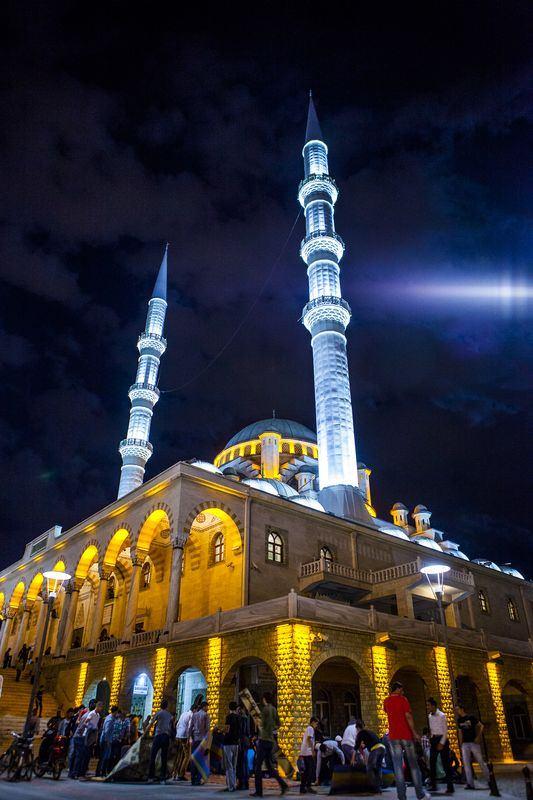 <p>Berat Gecesi, tüm Türkiye’de dualar ve niyazlarla idrak edildi. Bu yıl ilk defa tüm camilerde yatsı namazına müteakip topluca dua edildi.</p>
