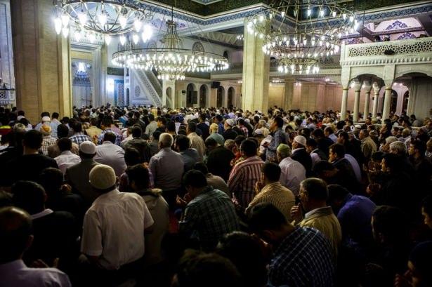 <p>Berat Gecesi, tüm Türkiye’de dualar ve niyazlarla idrak edildi. Bu yıl ilk defa tüm camilerde yatsı namazına müteakip topluca dua edildi.</p>
