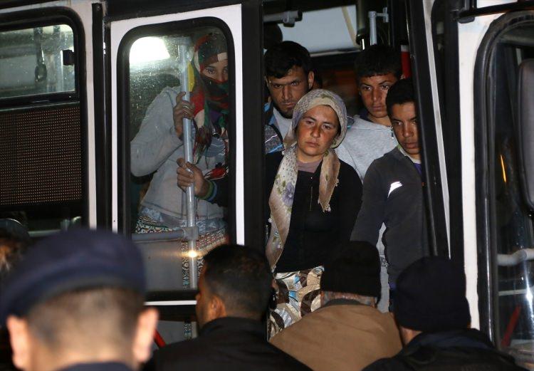 <p><strong>ADANA'DA SURİYELİLER İLE KAVGA</strong></p>

<p>Adana'da çadırlarda kalan Suriyeli sığınmacılar ve mahalleliler arasında çıkan arbedede 3'ü Suriyeli 4 kişi yaralandı. </p>
