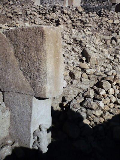 <p>Göbeklitepe’de bulunan henüz sadece altı tanesi gün ışığına çıkarılmış, toplam 20 adet olduğu belirlenen bu üzeri açık yapıların dini amaçlı yapılmış olduğu biliniyor, yani bu yapılar dünyanın ilk tapınakları.</p>
