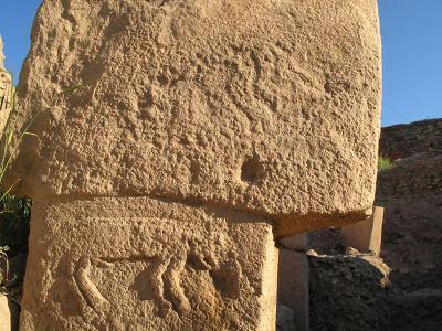 <p>Göbeklitepe’nin günümüze bu denli mükemmel olarak korunmuş şekilde kalması da arkeologları şaşırtan bir diğer konu. Yapılış yılından yaklaşık bin yıl sonra onlarca ton toprak ve çakmaktaşları ile tamamıyla gömüldüğü bilinen Göbeklitepe’nin niye gömüldüğü de cevabı bilinmeyen sorular listesinde yer alıyor.</p>
