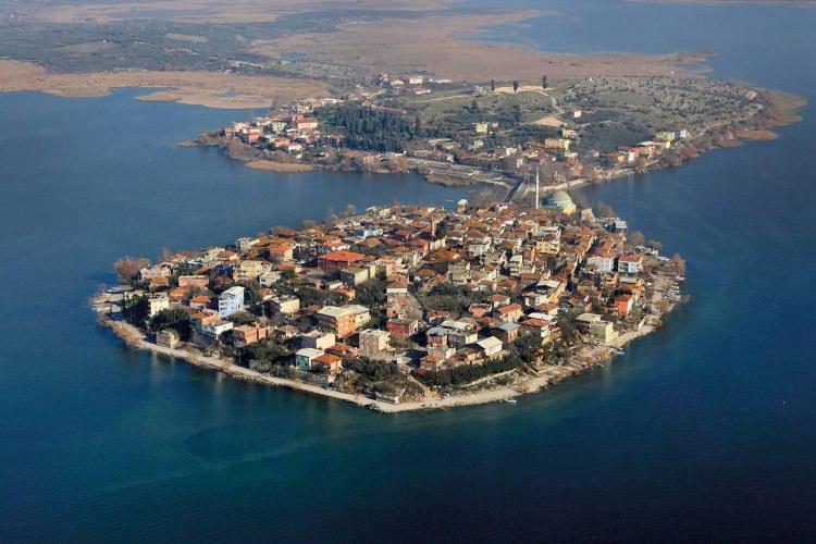 <p><strong>Gölyazı</strong><br />
Uluabat Gölü üzerinde yüzermiş gibi duran minik bir adacık!</p>