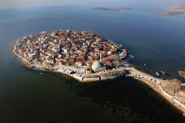 <p>Aslına bakarsanız incecik bir köprü ile ana karaya bağlı bir yarımada.</p>
