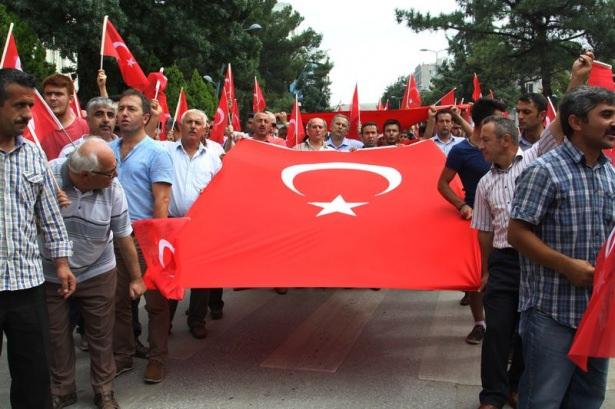 <p>Hakkari Dağlıca'daki bombalı saldırıda 16 askerimiz şehit oldu, Iğdır'daki saldırı da ise 13 polisimiz şehit oldu. Türkiye şehitlerine ağlıyor ve sokaklara çıkarak teröre tepki yürüyüşü düzenliyor.</p>
<p> </p>