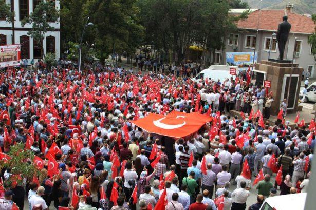 <p><strong>Çankırı</strong><br />
Çankırı Şehit ve Gaziler Derneğinin önderliğinde kentteki sivil toplum kuruluşlarının katılımıyla Kucaklama Taşı mevkisinde düzenlenen "Teröre lanet, şehitlere saygı mitingi"ne katılanlar Anıt Alanı'na kadar yürüdü.<br />
Burada İstiklal Marşı'nı okuyan grup adına konuşan Çankırı Şehit ve Gaziler Derneği Başkanı Yüksel Teke, " Terör örgütüne yönelik mücadelenin sürdürülmesi gerekiyor. Ne pahasına olursa olsunterör örgütünün üzerine gidilmeli. Ta ki son terörist ya öldürülecek ya da gelip Türk yargısına teslim olacak" ifadelerini kullandı. Daha sonra şehitler için dua edildi. </p>