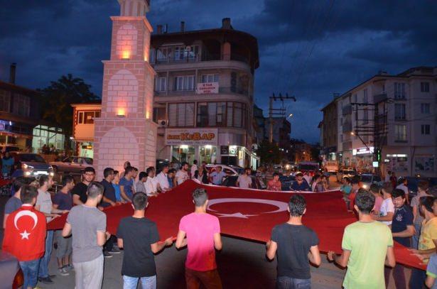 <p><strong>Çorum</strong><br />
Memur-Sen Çorum İl Temsilciliğince Hakkari'nin Dağlıca ilçesi ile Iğdır'da PKK terör örgütünce düzenlenen saldırılar protesto edildi. Hürriyet Meydanı'nda toplanan sendika üyeleri, Türk bayrakları açarak PKK aleyhine slogan attı. Grup adına basın açıklaması yapan Memur-Sen İl Temsilcisi Ahmet Saatçi, saldırıları kınadı. Kur'an-ı Kerim okunup şehitler için dua eden grup, daha sonra dağıldı.</p>