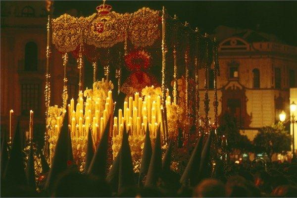 <p><strong>Semana Santa</strong></p>

<p>İspanya</p>
