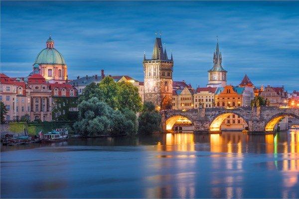 <p><strong>Karl Köprüsü (Charles Bridge)</strong></p>
<p>Prag, Çek Cumhuriyeti</p>