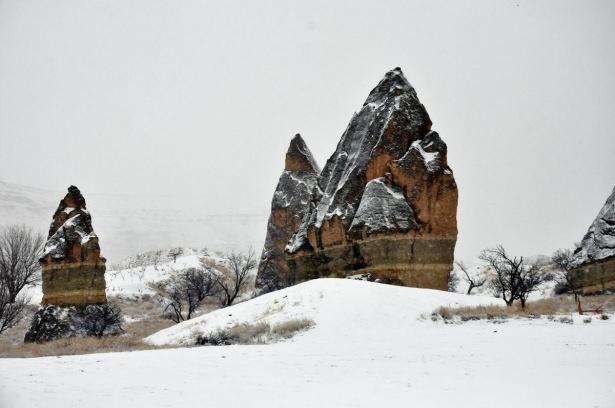 <p>Türkiye'nin önemli turizm merkezlerinden Kapadokya bölgesi, kar yağışı sonrası beyaza büründü.</p>
